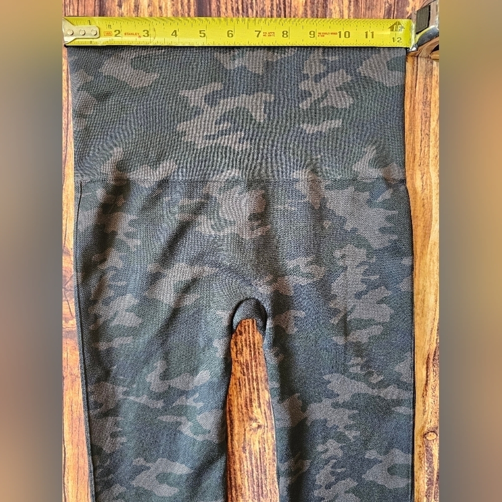 Spanx Size Large Camo Seamless Leggings Black Gray Look At Me Now Slimming 25.5" - Picture 6 of 8